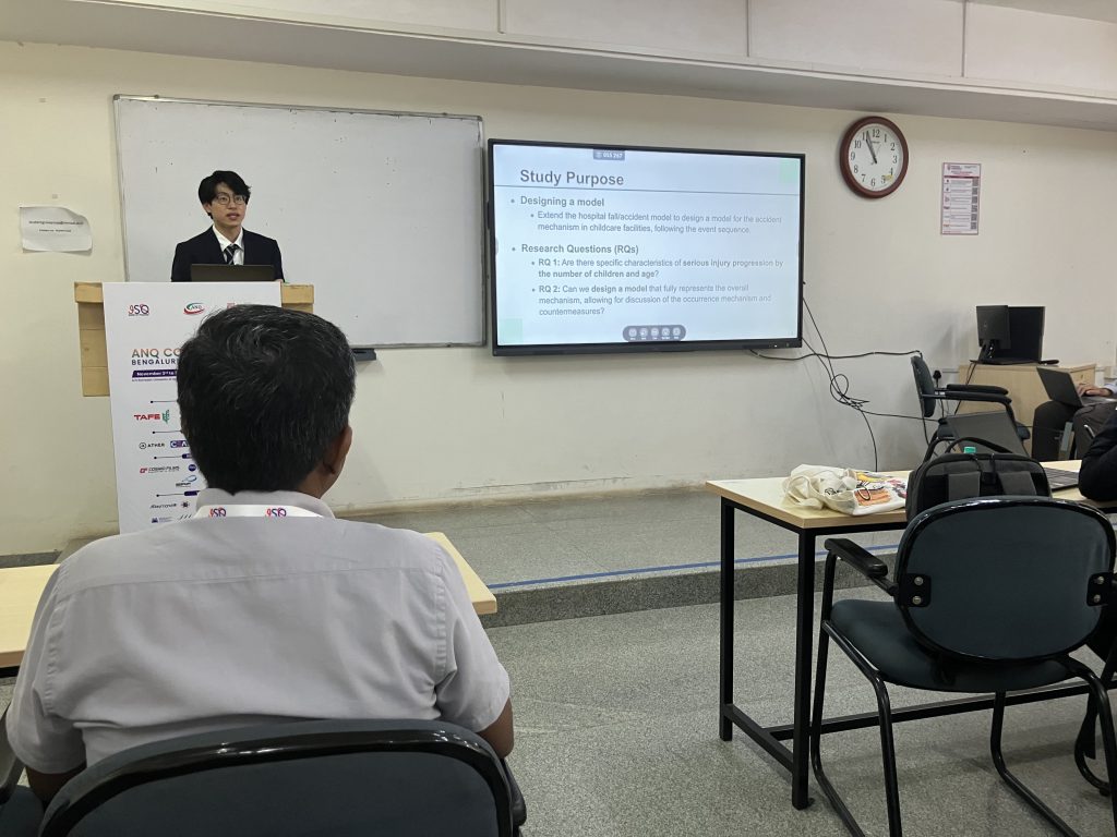 修士の平野が発表する様子です。左奥に平野が口頭発表をしており、中央やや右寄りに発表スライドを映した画面があります。