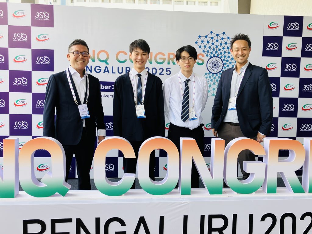 加藤研究室の集合写真です。
左から、博士課程の栗原さん、修士の千野・平野、一番右に加藤先生が立っています。中央下には両端が見切れている本学会のタイトルを模ったオブジェがあります。