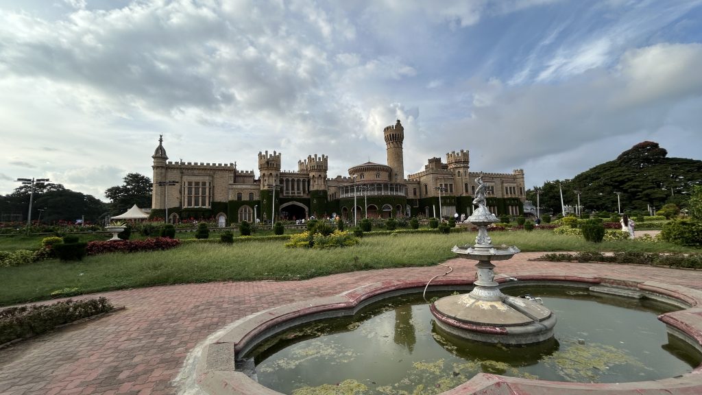 バンガロール・パレスを正面から映した写真。手前にはパレスの噴水が、奥には宮殿が映っている。